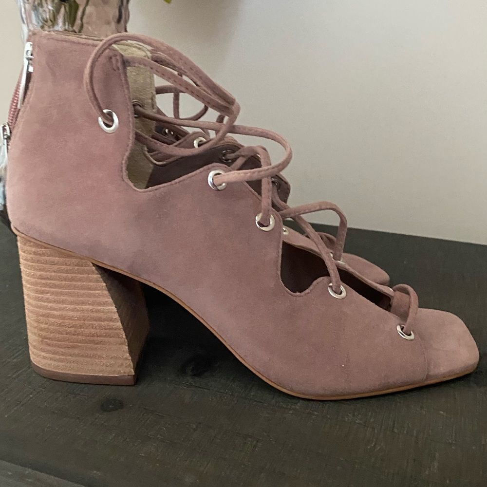 ❤️Vince Camuto Leather Heels (size 9) - Picture 2 of 6